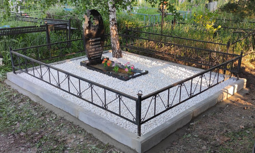 Засыпка могилы щебнем и мраморной крошкой