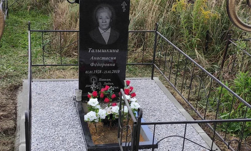 Засыпка могилы щебнем и мраморной крошкой