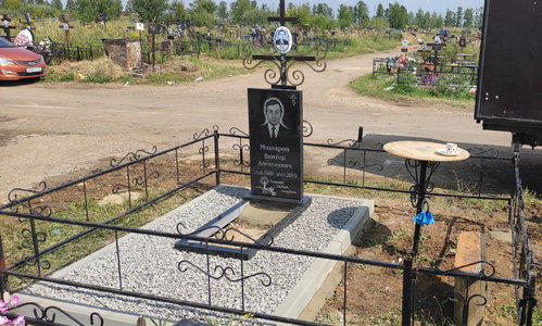 Засыпка могилы щебнем и мраморной крошкой