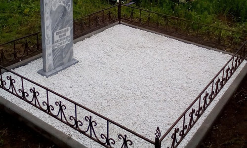 Засыпка могилы щебнем и мраморной крошкой